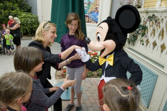 Laurence Ferrari sert la main au grand Mickey lors de son passage à Disneyland Paris pour faire partager un moment de bonheur aux enfants de l'association SOS villages d'enfants le dimanche 12 juin 2011 !