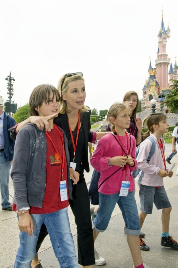 Laurence Ferrari et les enfants se rendent à une attraction à Disneyland Paris; Elle était là pour faire partager un moment de bonheur aux enfants de l'association SOS villages d'enfants le dimanche 12 juin 2011 !