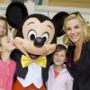 Laurence Ferrari à Disneyland Paris pour faire partager un moment de bonheur aux enfants de l'association SOS villages d'enfants le dimanche 12 juin 2011 ! Elle pose avec les enfants et la star du parc Mickey !
