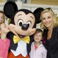 Laurence Ferrari radieuse avec Mickey pour offrir la féérie Disney aux enfants !