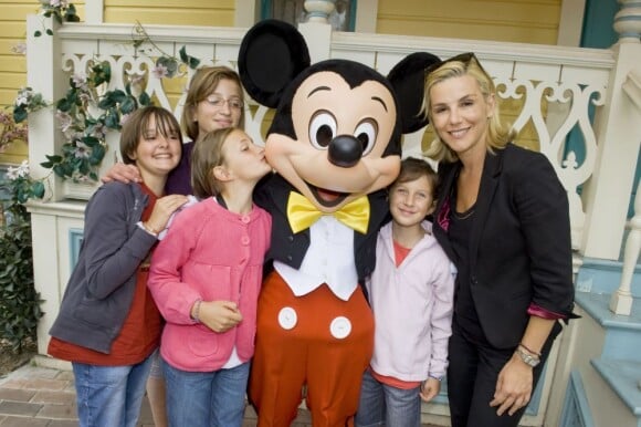 Laurence Ferrari à Disneyland Paris pour faire partager un moment de bonheur aux enfants de l'association SOS villages d'enfants le dimanche 12 juin 2011 ! Elle pose avec les enfants et la star du parc Mickey ! 