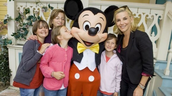 Laurence Ferrari radieuse avec Mickey pour offrir la féérie Disney aux enfants !