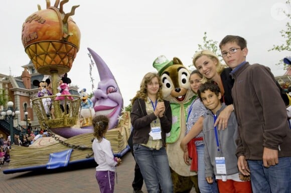 Les enfants tout sourire, Laurence Ferrari ont pris une photo avec Tic ou Tac. Laurence Ferrari était à Disneyland Paris pour faire partager un moment de bonheur aux enfants de l'association SOS villages d'enfants le dimanche 12 juin 2011 !