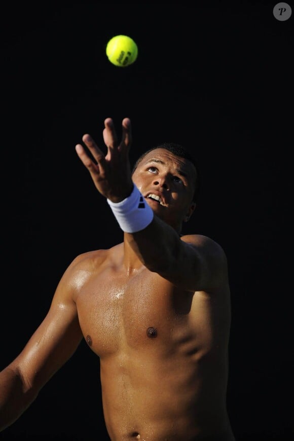 Jo-Wilfried Tsonga est très à l'aise avec son corps bodybuildé, tant à l'entraînement ou lors de fiestas que quand il s'agit de poser entièrement nu pour une campagne contre le cancer, comme ce fut le cas dans les pages du Cosmopolitan anglais en juin 2011.