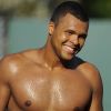Jo-Wilfried Tsonga est très à l'aise avec son corps bodybuildé, tant à l'entraînement ou lors de fiestas que quand il s'agit de poser entièrement nu pour une campagne contre le cancer, comme ce fut le cas dans les pages du Cosmopolitan anglais en juin 2011.