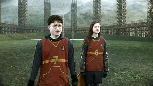 Bonnie Wright alias Ginnie Weasley dans la saga Harry Potter. Elle est dans l'équipe de Quidditch avec Harry Potter (Daniel Radcliffe)