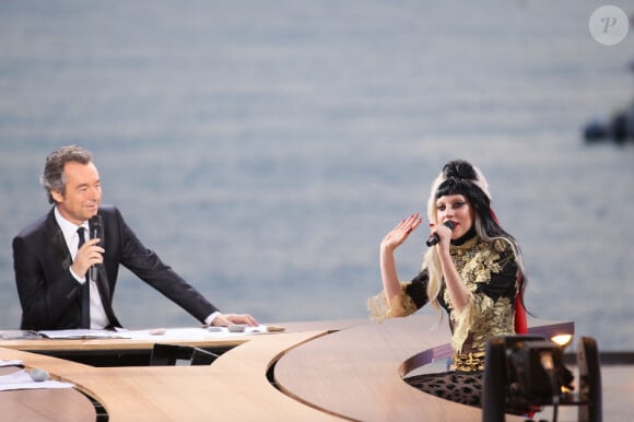 Michel Denisot reçoit Lady Gaga sur le plateau du Grand Journal lors du 64e Festival de Cannes à Cannes en mai 2011 
