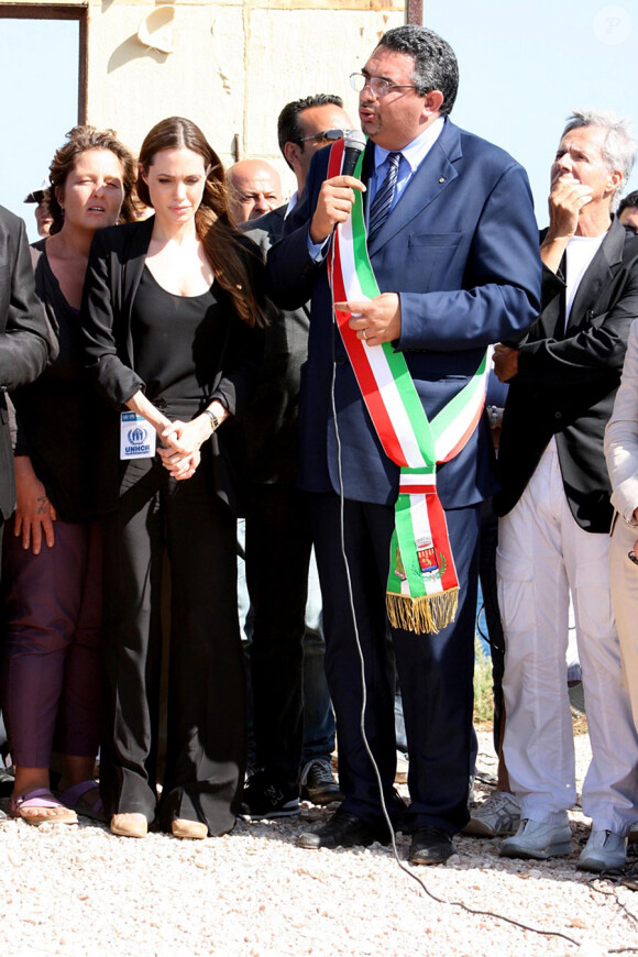 Angelina Jolie, ambassadrice de bonne volonté auprès du Haut-commissariat aux réfugiés de l'ONU, se trouve à Lampedusa (Italie) le 20 juin 2011, avec le maire Dino de Rubeis pour visiter un camp de réfugiés