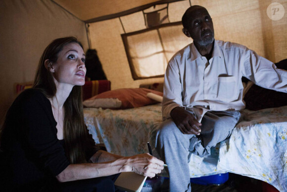 L'ambassadrice du Haut-Commissariat aux réfugiés des Nations Unies, Angelina Jolie, parle avec des demandeurs  d'asile à Lampedusa (Italie) le 19 juin 2011