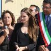 Angelina Jolie, ambassadrice de bonne volonté auprès du Haut-commissariat aux réfugiés de l'ONU, se trouve à Lampedusa (Italie) le 20 juin 2011, avec le maire Dino de Rubeis pour visiter un camp de réfugiés