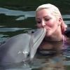 Loana fait un bisou à un dauphin dans les Anges de la télé-réalité 2 : Miami Dreams, sur NRJ 12 le 21 juin 2011.