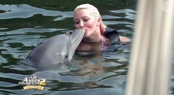 Loana fait un bisou à un dauphin dans les Anges de la télé-réalité 2 : Miami Dreams, sur NRJ 12 le 21 juin 2011.