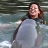Daniela se laisse pousser par les dauphins dans les Anges de la télé-réalité 2 : Miami Dreams, sur NRJ 12 le 21 juin 2011.
