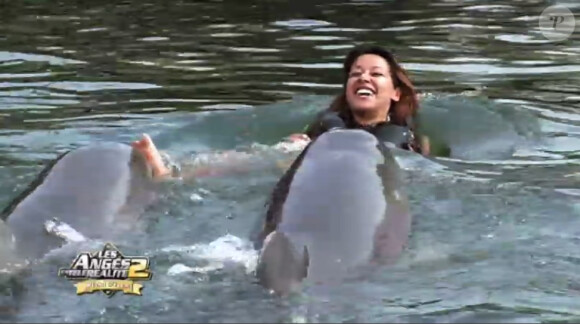 Daniela se laisse pousser par les dauphins dans les Anges de la télé-réalité 2 : Miami Dreams, sur NRJ 12 le 21 juin 2011.