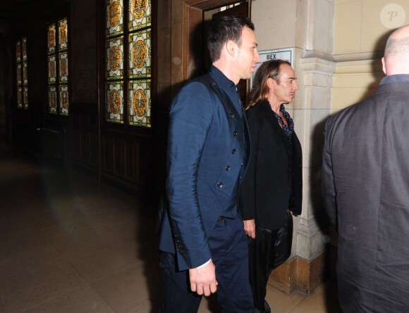 John Galliano sort du tribunal à Paris le 22 juin 2011