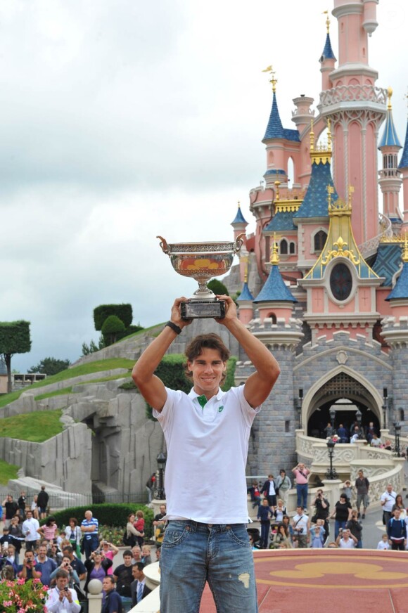 Rafael Nadal est allé fêter son triomphe de Roland-Garros 2011 à Disneyland Paris, le 6 juin 2011. Ses proches et sa petite amie Xisca Perello en étaient.