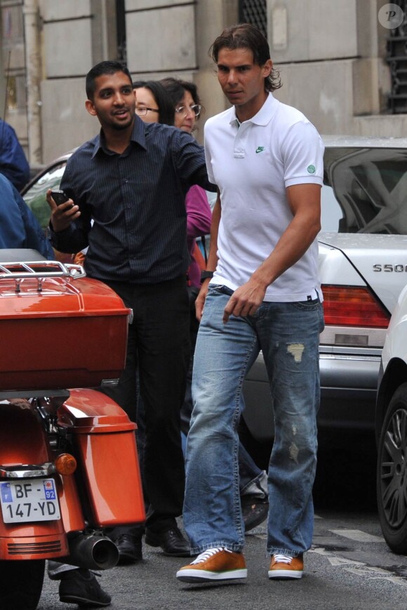 Rafael Nadal est allé fêter son triomphe de Roland-Garros 2011 à Disneyland Paris, le 6 juin 2011. Ses proches et sa petite amie Xisca Perello en étaient.