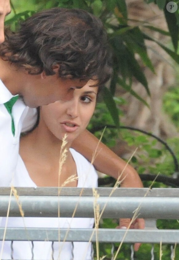 Ouf, enfin seuls... Rafael Nadal est allé fêter son triomphe de Roland-Garros 2011 à Disneyland Paris, le 6 juin 2011, avec sa petite amie Xisca Perello.