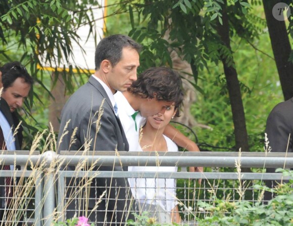 Ouf, enfin un peu d'intimité... Rafael Nadal est allé fêter son triomphe de Roland-Garros 2011 à Disneyland Paris, le 6 juin 2011, avec sa petite amie Xisca Perello.