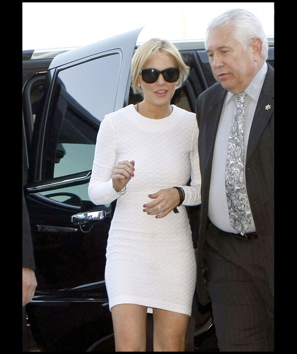 Lindsay Lohan arrive devant la Cour supérieure de Los Angeles en février 2011 pour répondre de l'accusation de vol d'un courrier