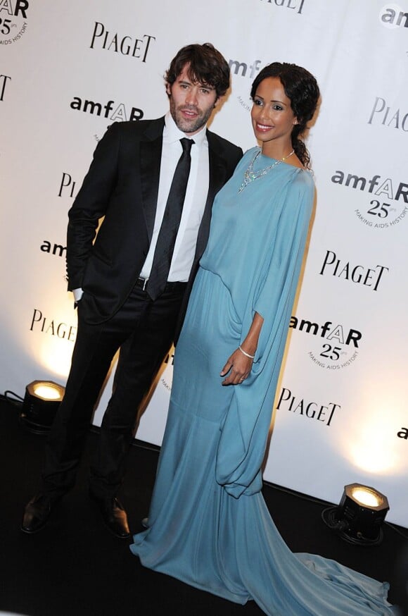 Jalil Lespert (en Smalto) et sa douce Sonia Rolland (en Stéphane Rolland et parée de bijoux Piaget), complices lors du dîner de l'amfAR organisé à Paris le 23 juin 2011