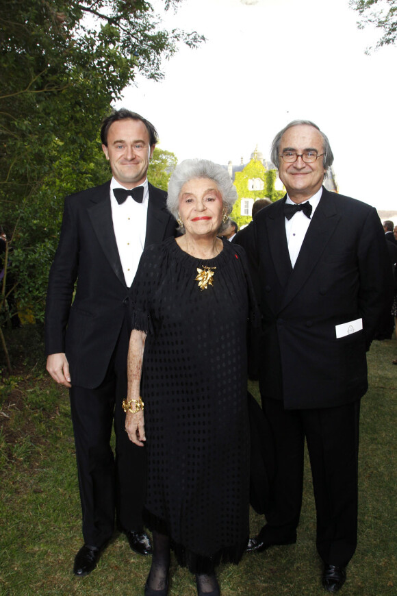 Julien Sereys de Rothschild et ses parents, la baronne Philippine de Rothschild et Jean-Pierre de Beaumarchais, lors de la Fête de la Rose qui achève le salon Vinexpo au château Lascombes à Margaux le 23 juin 2011
