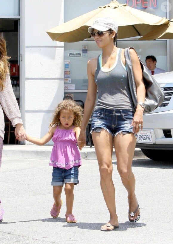 Halle Berry néglige son look... Ce n'est pas le cas de sa fillette ! Los Angeles, le 23 juin 2011