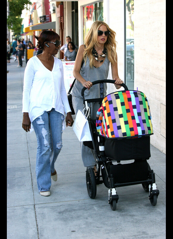 Rachel Zoe et son fils Skyler dans les rues de Los Angeles le 23 juin 2011. La styliste et son assistante baladent Skyler dans sa poussette. 