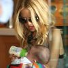 Rachel Zoe en train de donner le biberon à son fils Skyler dans les rues de Los Angeles le 23 juin 2011.
