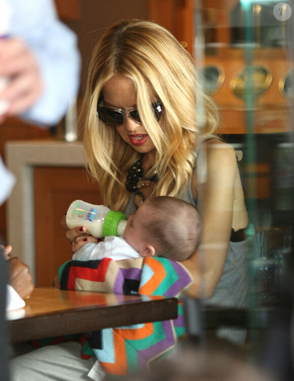 Rachel Zoe en train de donner le biberon à son fils Skyler dans les rues de Los Angeles le 23 juin 2011.