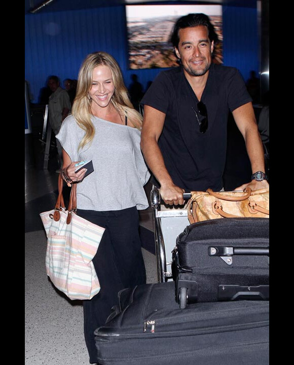 Julie Benz et son compagnon Rich Orosco à l'aéroport de Los Angeles en mai 2011
