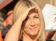 Jennifer Aniston en plein numéro de charme, avec ses jambes de rêve