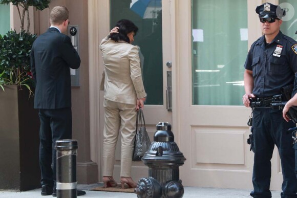 Anne Sinclair devant la résidence où est assigné son mari, à New York, le 7 juin 2011.