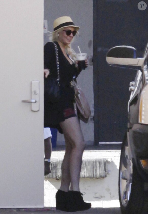Lindsay Lohan peut enfin sortir de chez elle ! Aurait-elle pris de bonnes résolutions avec son charmant look ? Los Angeles, 29 juin 2011