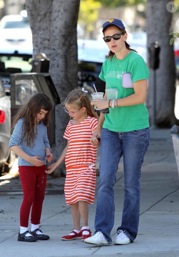 Jennifer Garner avec sa fille Violet et une amie à elle. 30 juin 2011, à Los Angeles.