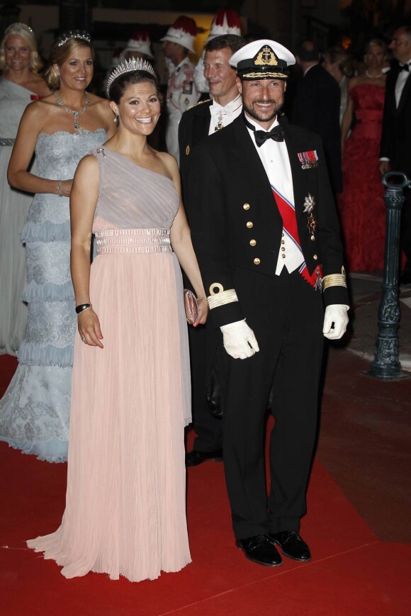 La princesse Victoria de Suède escortée par le prince Haakon de Norvège sur le tapis rouge du dîner en l'honneur des jeunes mariés Albert et Charlène sur la terrasse éphémère du Casino de Monte-Carlo.
Après le festival des têtes couronnées sur le tapis rouge du Palais princier, le prince Albert et la princesse Charlene étaient gratifiés par leurs convives royaux d'un véritable feu d'artifice d'élégance pour le dîner donné sur les terrasses du Casino de Monte-Carlo, le 2 juillet 2011 au soir.