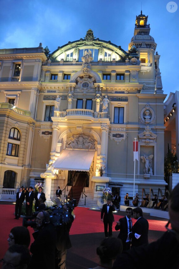 Après le festival des têtes couronnées sur le tapis rouge du Palais princier, le prince Albert et la princesse Charlene étaient gratifiés par leurs convives royaux d'un véritable feu d'artifice d'élégance pour le dîner donné sur les terrasses du Casino de Monte-Carlo, le 2 juillet 2011 au soir.