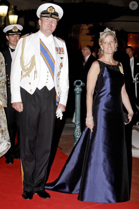 Le prince Willem-Alexander des Pays-Bas et la comtesse Sophie de Wessex sur le tapis rouge du dîner en l'honneur des jeunes mariés Albert et Charlène sur la terrasse éphémère du Casino de Monte-Carlo.
Après le festival des têtes couronnées sur le tapis rouge du Palais princier, le prince Albert et la princesse Charlene étaient gratifiés par leurs convives royaux d'un véritable feu d'artifice d'élégance pour le dîner donné sur les terrasses du Casino de Monte-Carlo, le 2 juillet 2011 au soir.