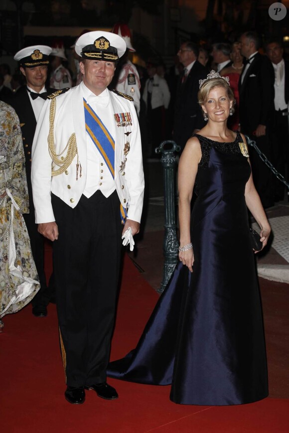 Le prince Willem-Alexander des Pays-Bas et la comtesse Sophie de Wessex sur le tapis rouge du dîner en l'honneur des jeunes mariés Albert et Charlène sur la terrasse éphémère du Casino de Monte-Carlo.
Après le festival des têtes couronnées sur le tapis rouge du Palais princier, le prince Albert et la princesse Charlene étaient gratifiés par leurs convives royaux d'un véritable feu d'artifice d'élégance pour le dîner donné sur les terrasses du Casino de Monte-Carlo, le 2 juillet 2011 au soir.