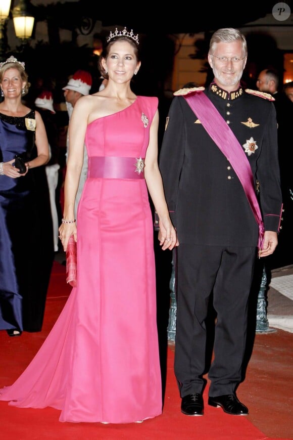La princesse Mary de Danemark accompagnée par le prince Philippe de Belgique sur le tapis rouge du dîner en l'honneur des jeunes mariés Albert et Charlène sur la terrasse éphémère du Casino de Monte-Carlo.
Après le festival des têtes couronnées sur le tapis rouge du Palais princier, le prince Albert et la princesse Charlene étaient gratifiés par leurs convives royaux d'un véritable feu d'artifice d'élégance pour le dîner donné sur les terrasses du Casino de Monte-Carlo, le 2 juillet 2011 au soir.