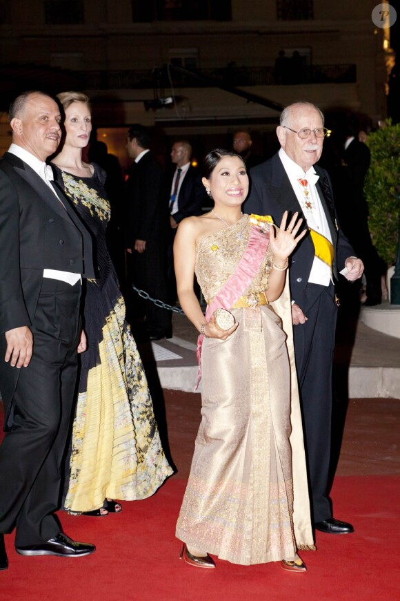 La princesse Sirivannavari Nariratana de Thaïlande sur le tapis rouge du dîner en l'honneur des jeunes mariés Albert et Charlène sur la terrasse éphémère du Casino de Monte-Carlo.
Après le festival des têtes couronnées sur le tapis rouge du Palais princier, le prince Albert et la princesse Charlene étaient gratifiés par leurs convives royaux d'un véritable feu d'artifice d'élégance pour le dîner donné sur les terrasses du Casino de Monte-Carlo, le 2 juillet 2011 au soir.