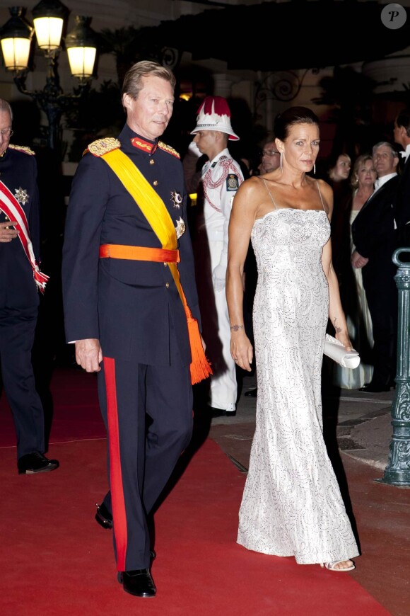 La princesse Stéphanie accompagnée par le grand-duc Henri de Luxembourg sur le tapis rouge du dîner en l'honneur des jeunes mariés Albert et Charlène sur la terrasse éphémère du Casino de Monte-Carlo.
Après le festival des têtes couronnées sur le tapis rouge du Palais princier, le prince Albert et la princesse Charlene étaient gratifiés par leurs convives royaux d'un véritable feu d'artifice d'élégance pour le dîner donné sur les terrasses du Casino de Monte-Carlo, le 2 juillet 2011 au soir.