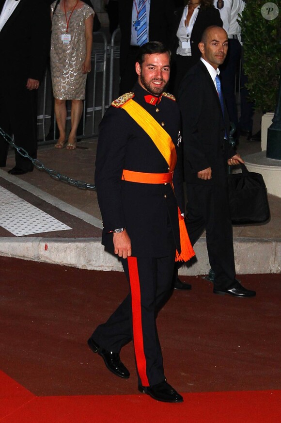 Le grand-duc héritier Guillaume de Luxembourg sur le tapis rouge du dîner en l'honneur des jeunes mariés Albert et Charlène sur la terrasse éphémère du Casino de Monte-Carlo.
Après le festival des têtes couronnées sur le tapis rouge du Palais princier, le prince Albert et la princesse Charlene étaient gratifiés par leurs convives royaux d'un véritable feu d'artifice d'élégance pour le dîner donné sur les terrasses du Casino de Monte-Carlo, le 2 juillet 2011 au soir.