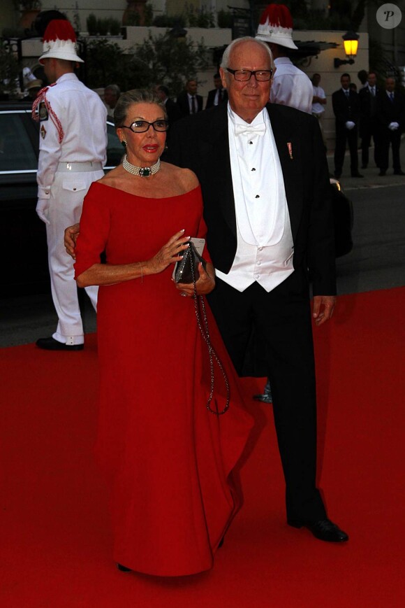 Le prince Victor-Emmanuel de Naples et la princesse Marina sur le tapis rouge du dîner en l'honneur des jeunes mariés Albert et Charlène sur la terrasse éphémère du Casino de Monte-Carlo, le 2 juillet 2011.
