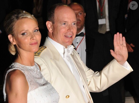 Après le festival des têtes couronnées sur le tapis rouge du Palais princier, le prince Albert et la princesse Charlene recevaient leurs convives royaux pour le dîner donné sur les terrasses du Casino de Monte-Carlo, le 2 juillet 2011 au soir.