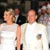 Après le festival des têtes couronnées sur le tapis rouge du Palais princier, le prince Albert et la princesse Charlene étaient gratifiés par leurs convives royaux d'un véritable feu d'artifice d'élégance pour le dîner donné sur les terrasses du Casino de Monte-Carlo, le 2 juillet 2011 au soir.