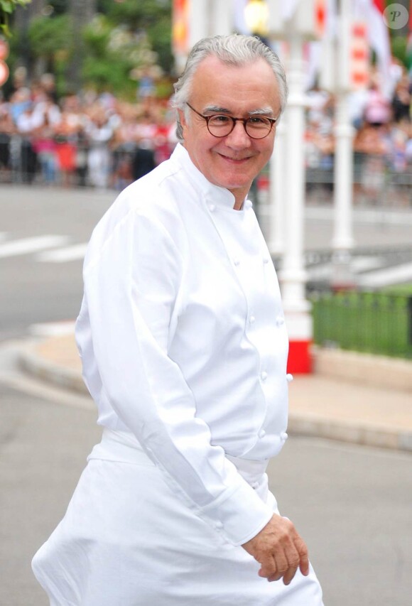 Le chef français naturalisé monégasque Alain Ducasse a passé quelques semaines à concocter un menu aux allures d'ode à la Méditerranée répondant aux désirs du prince Albert et de la princesse Charlene, pour leurs 450 convives du 2 juillet 2011.