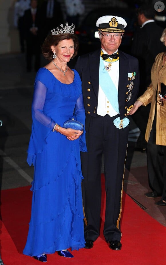 La reine Silvia et le roi Carl XVI Gustaf de Suède sur le tapis rouge du dîner en l'honneur des jeunes mariés Albert et Charlène sur la terrasse éphémère du Casino de Monte-Carlo.
Après le festival des têtes couronnées sur le tapis rouge du Palais princier, le prince Albert et la princesse Charlene étaient gratifiés par leurs convives royaux d'un véritable feu d'artifice d'élégance pour le dîner donné sur les terrasses du Casino de Monte-Carlo, le 2 juillet 2011 au soir.
