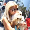 Paris Hilton se promène à Los Angeles avec ses deux chiens, vendredi 1er juillet.