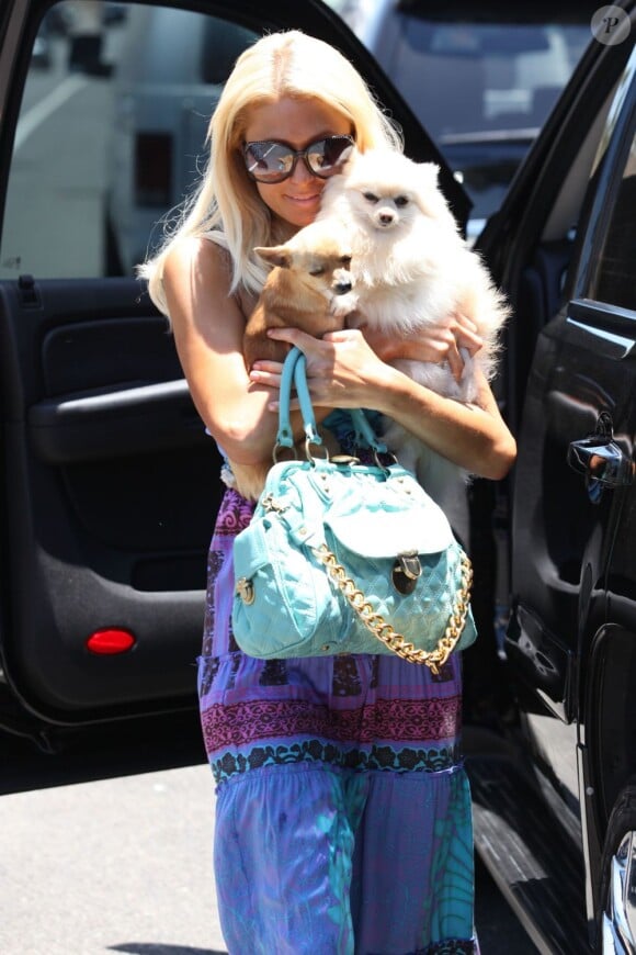 Paris Hilton se promène à Los Angeles avec ses deux chiens, vendredi 1er juillet.